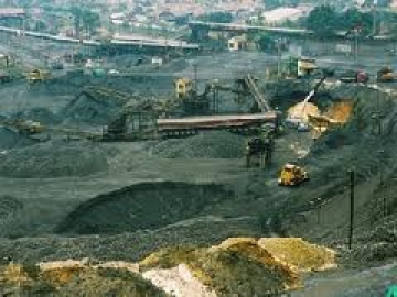 Hãy xác định trên bản đồ các mỏ lớn trong vùng và phân tích những thuận lợi và khó khăn trong việc khai thác thế mạnh về tài nguyên khoáng sản của vùng.
