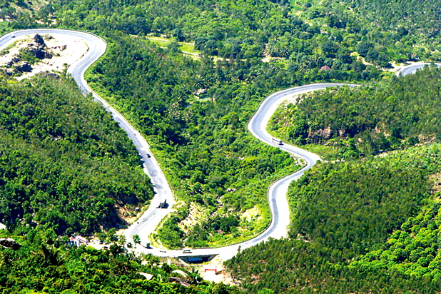 Quan sát hình 4, mô tả đoạn đường vượt núi trên đèo Hải Vân.