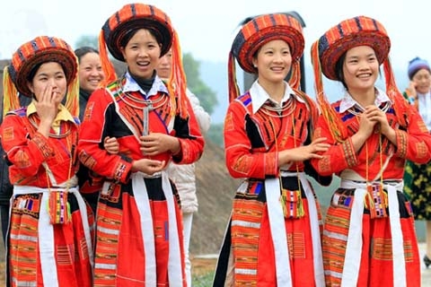 Em hãy nhận xét về trang phục truyền thống của các dân tộc trong các hình 4, 5, 6. 