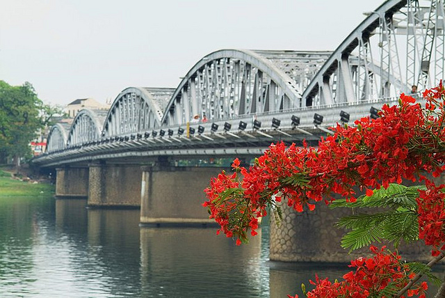 Quan sát các ảnh trong bài, em hãy mô tả một trong những cảnh đẹp của thành phố Huế.