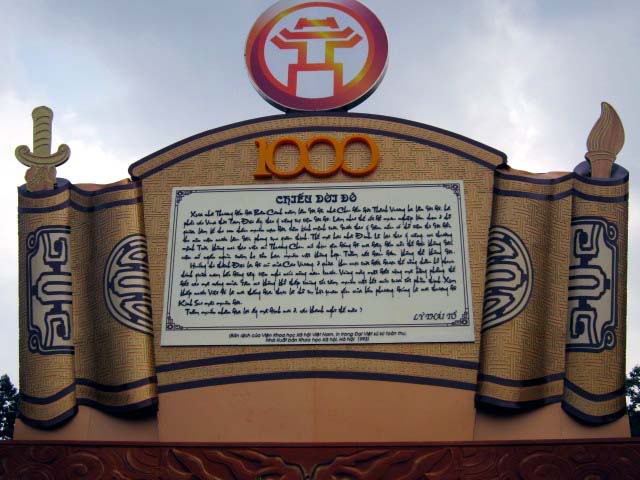 Dựa vào kiến thức lịch sử, hãy cho biết Hà Nội được chọn làm kinh đô của nước ta từ năm nào ? Khi đó, kinh đô được đặt tên là gì ?