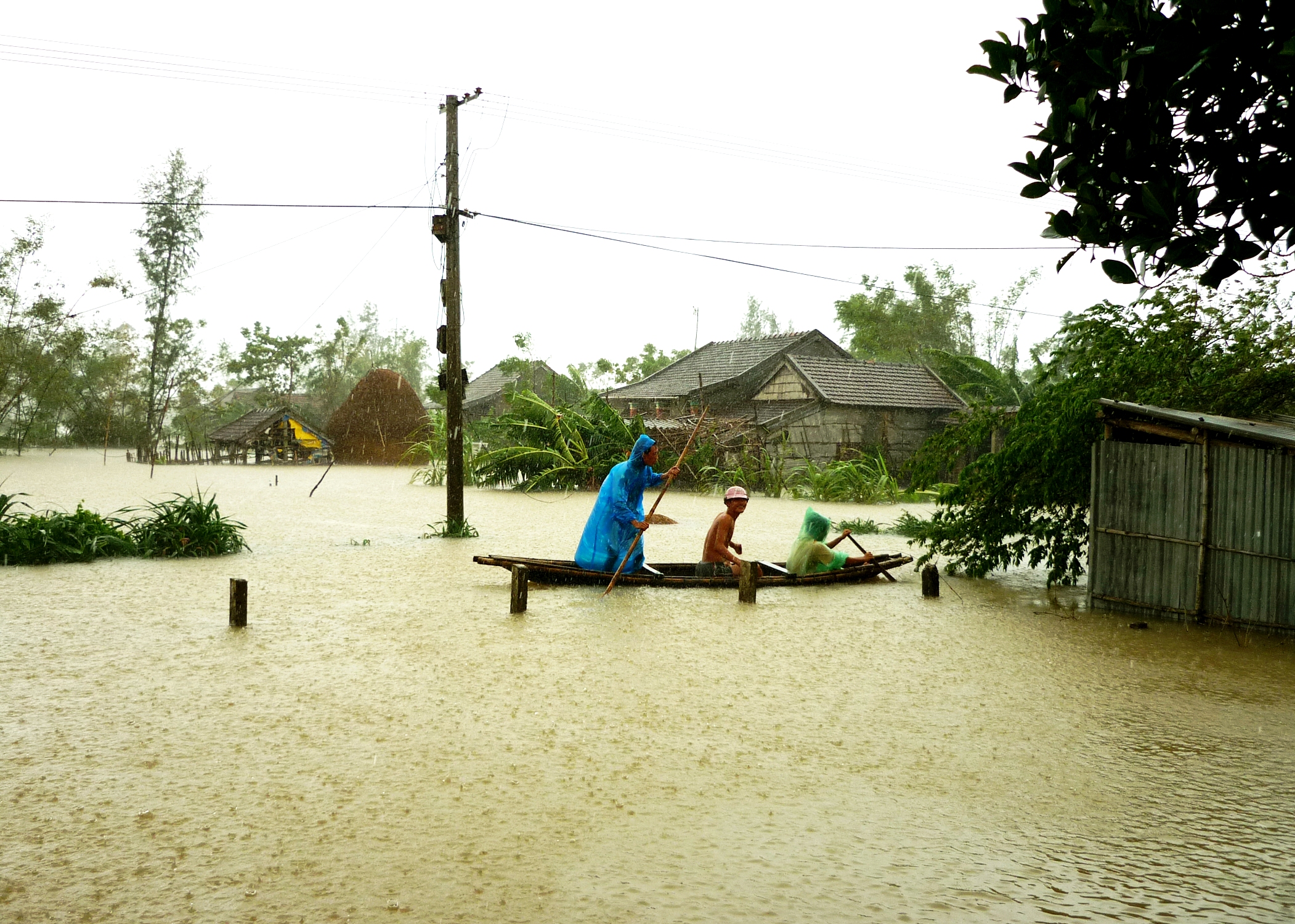 Lũ lụt, hạn hán gây ra những thiệt hại gì cho đời sống và sản xuất.