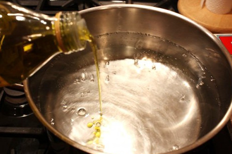 Bạn cần chuẩn bị những gì để tách dầu ăn ra khỏi hỗn hợp dầu ăn và nước ?