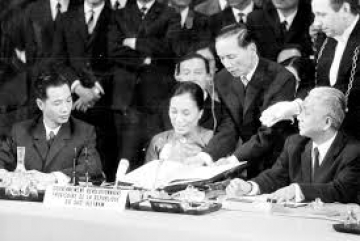 Hiệp định Pa-ri năm 1973 về chấm dứt chiến tranh ở \'Việt Nam được kí kết trong hoàn cảnh như thế nào ?