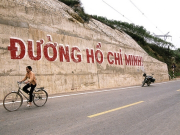 Phân tích bài thơ Đi đường của Hồ Chí Minh để làm sáng tỏ nhận định sau:Từ những bài thơ viết trong hoàn cảnh nhà tù dưới chế độ Tưởng Giới Thạch tàn bạo và mục nát toát ra một phong thái ung dung, một khí phách hào hùng, ý chí sắt đá